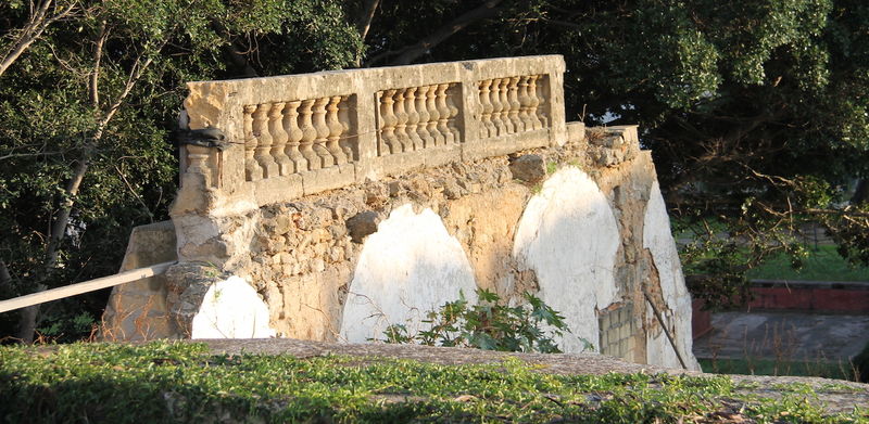 Widok na pozostałości łącznika pomiędzy Pałacem Zisa a kaplicą