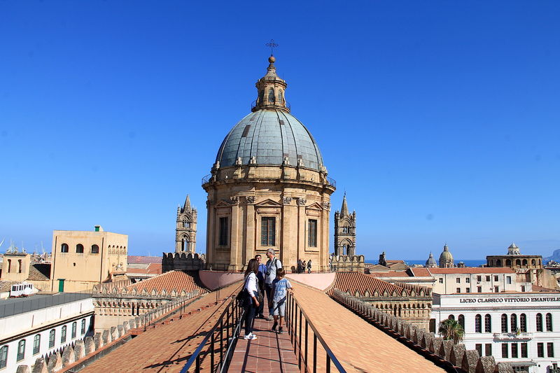 Na dachu Katedry w Palermo