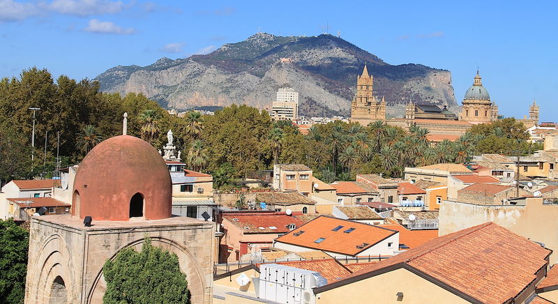Widok na miasto z dzwonnicy w Campanile di San Giuseppe Cafasso w Palermo