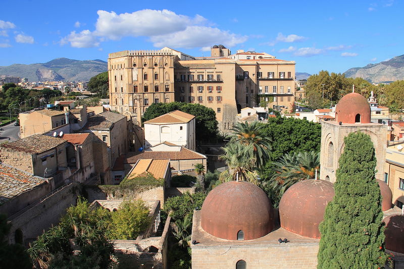 !Widok z Dzwonnicy Camapnile di San Giuseppe Cafasso w Palermo na klasztor Chiostro San Giovanni degli Eremiti