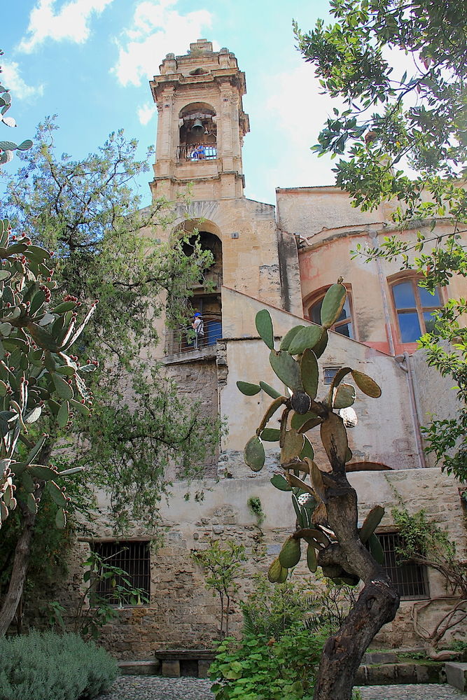 Widok z klasztoru Chiostro San Giovanni degli Eremiti na dzwonnicę Camapnile di San Giuseppe Cafasso w Palermo