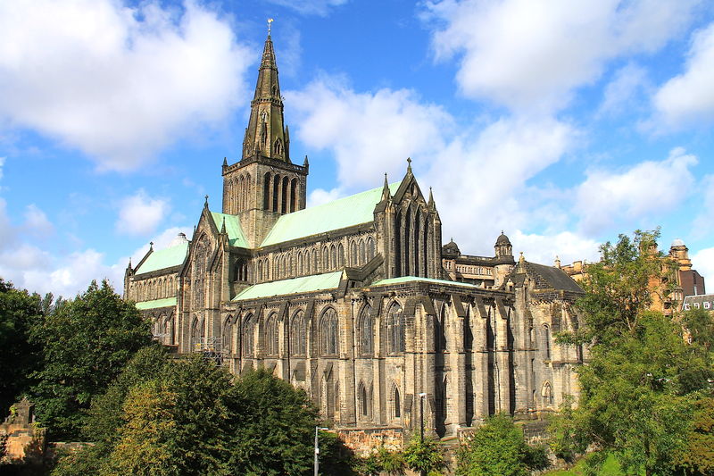 Widok na Katedrę ze wzgórza Glasgow Necropolis