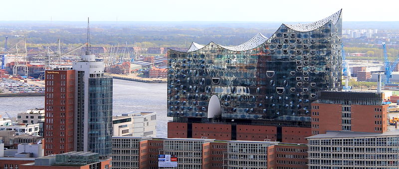 !Widok na filharmonię w Hamburgu z wieży Głównego Kościoła (Kościół św. Michała)
