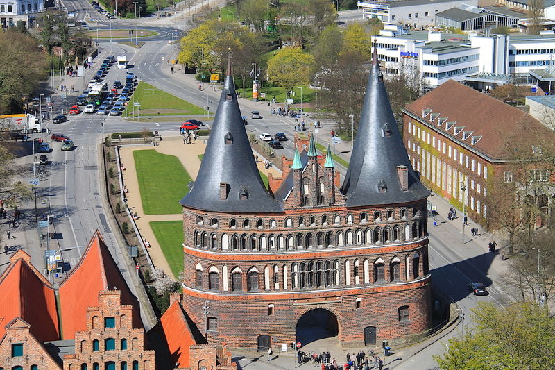 !Widok na Bramę Holsztyńską z wieży widokowej Kościoła św. Piotra w Lubece - Petrikirche