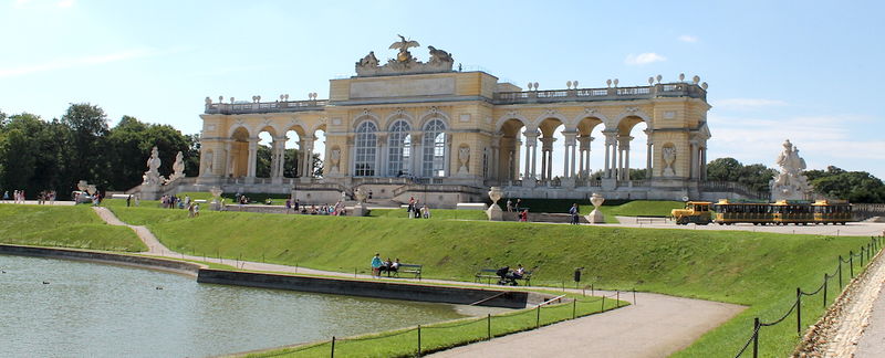 Widok na Glorietę w Parku Schönbrunn w Wiedniu