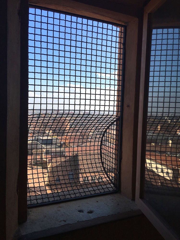 !Na wieży widokowej w Modenie - okna z kratami