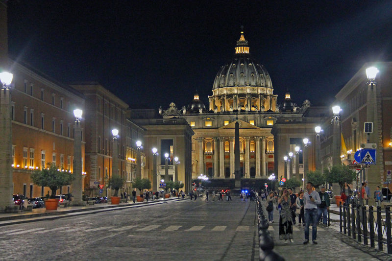 Watykan - wieczorny widok na Bazylikę św. Piotra