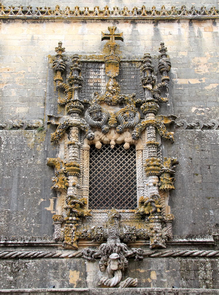 !Słynne okno w stylu manuelińskim - Klasztor w portugalskim mieście Tomar