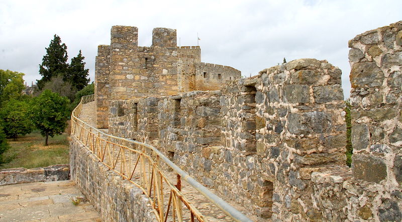 Spacer po murach obronnych klasztoru w Tomar