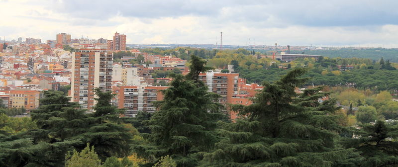 Madryt - widok z ogrodów pałacowych Campo del Moro