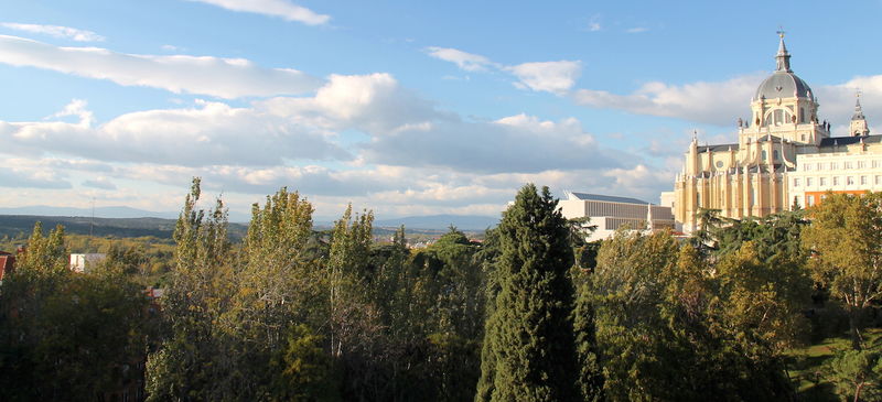 Madryt - widok z ogrodów pałacowych Campo del Moro