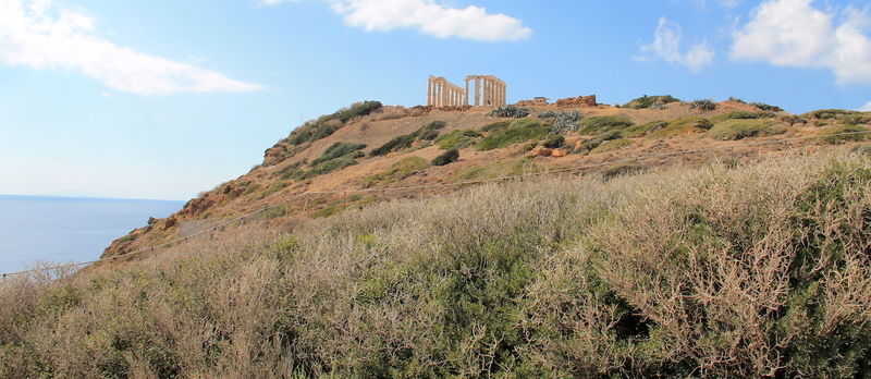 Widok na Świątynia Posejdona spoza granic obszaru archeologicznego
