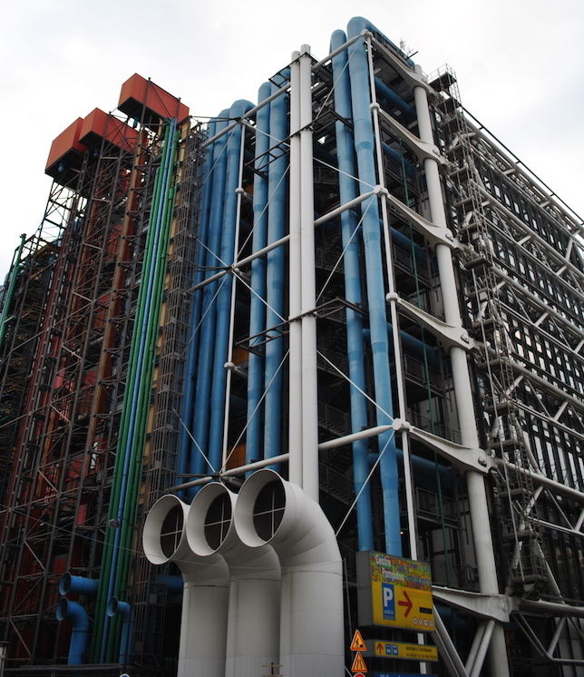 Widok na kolorowe zewnętrzne instalacje na budynku Centre Pompidou w Paryżu