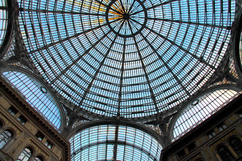 Widok na szklany dach w Galerii Umberto I w Neapolu