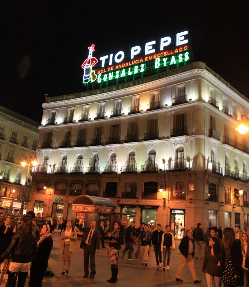 Neon Tio Pepe na placu Puerta del Sol w Madrycie