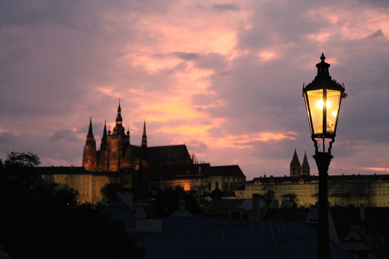 Wieczorny widok na Wzgórze Zamkowe (Hradczany) w Pradze - dopiero po zmierzchu będziemy mieć ulice miasta niemal tylko dla siebie