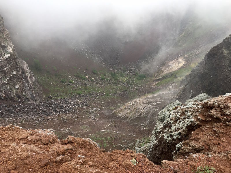 Widok w głąb krateru wulkanu Wezuwiusz