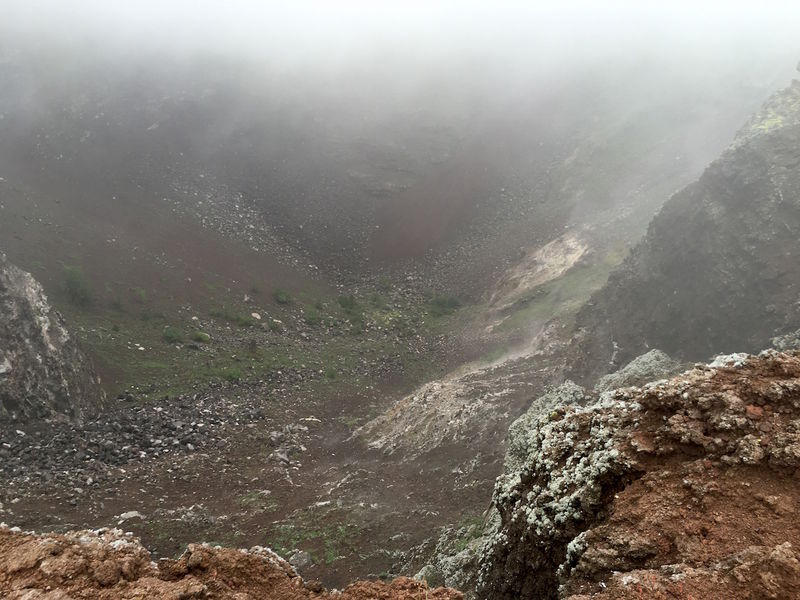 Tutaj musimy rozczarować czytelników liczących na zobaczenie bulgocącej lawy - krater wygląda niczym zwykła kamienista dolina