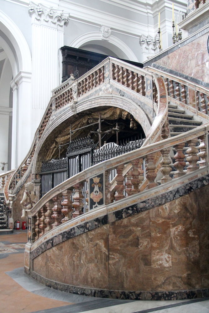 Обернутая лестница со скрытым алтарем в базилике Санта-Мария-делла-Санита, под которой находятся катакомбы Сан-Гаудиозо в Неаполе