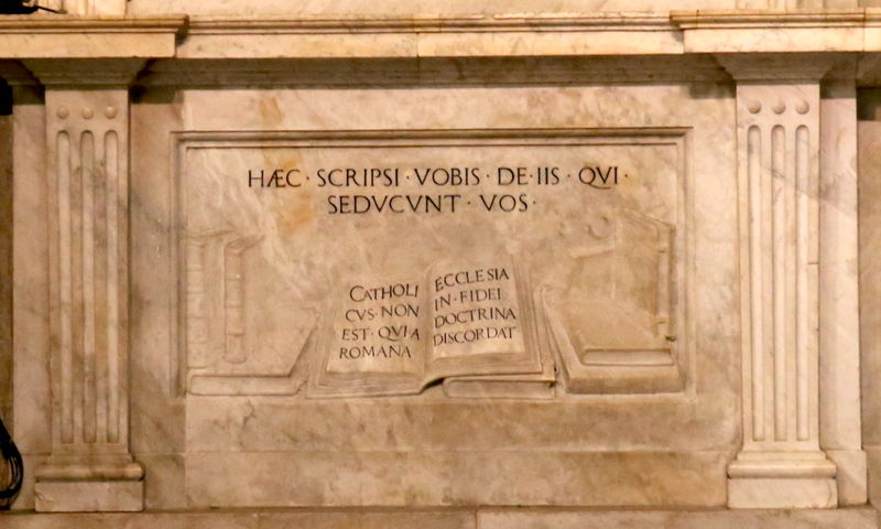 Fragment pod nagrobkiem Stanisława Hozjusza