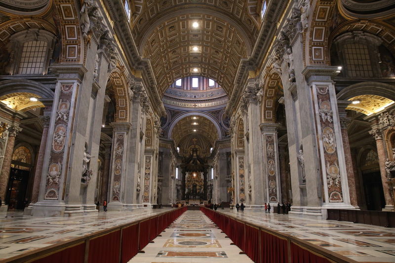 Puste Wnętrze Bazyliki św. Piotra na Watykanie o 7:00
