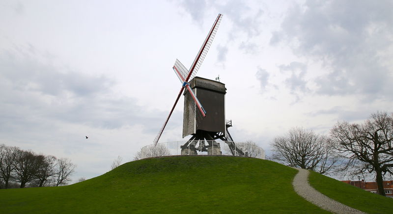 Zabytkowy wiatrak w Brugii - Sint-Janhuismolen