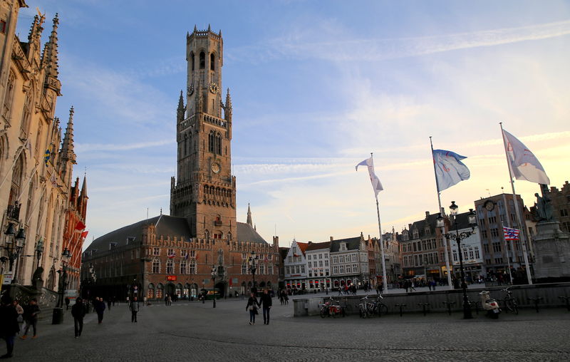 Widok rynek z dzwonnicą Beffroi na drugim planie