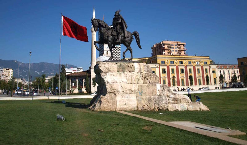 !Pomnik konny dzielnego Albańczyka na placu Skanderbega w Tiranie