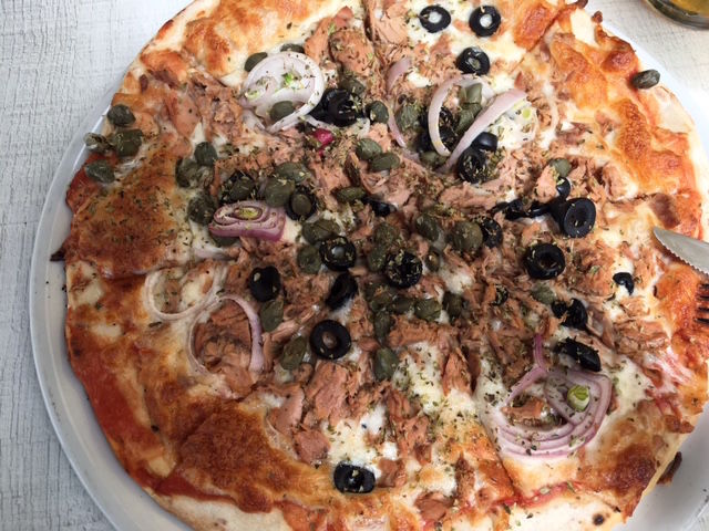 Co zjeść na Malcie i Gozo - pizza z tuńczykiem i oliwkami