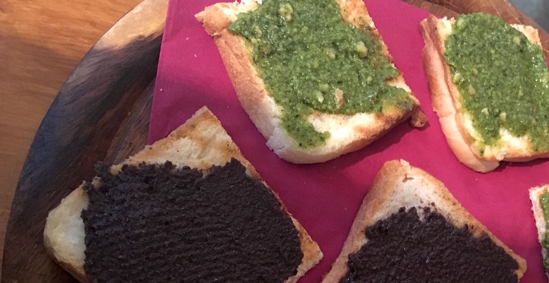 Przekąski z lokalnym pesto oraz tapenadą w Cinque Terre