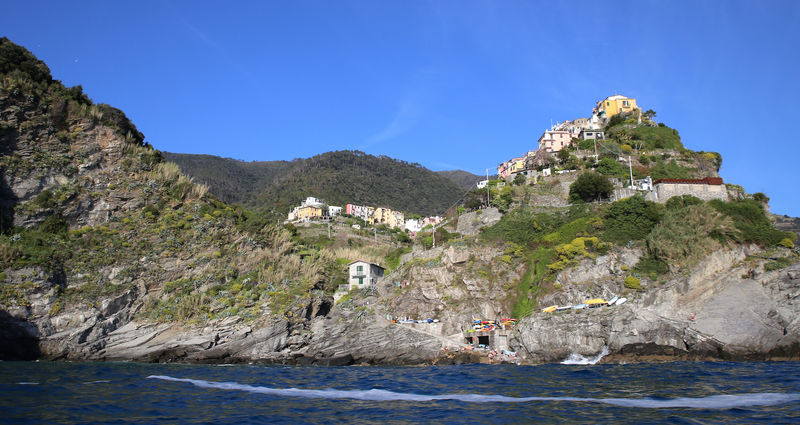 Corniglia (Cinque Terre) - widok na miasteczko z poziomu morza
