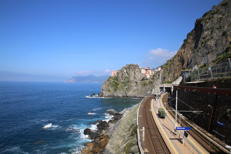 Cinque Terre - widok z punktu widokowego nad stacją Manarola