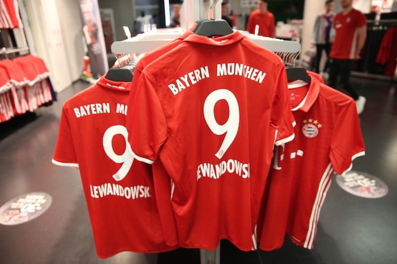 !Koszulki w sklepiku FC Bayern na stadionie Allianz Arena w Monachium