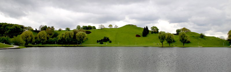Widok na jezioro olimpijskie (Olympiasee) i wzgórze (Olympiaberg) - Park Olimpijski w Monachium