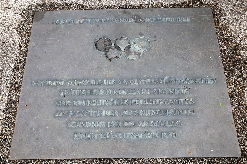 Tablica pamiątkowa przed pomnikiem ku czci ofiar Igrzysk Olimpijskich z 1972 roku (Monachium - Park Olimpijski)
