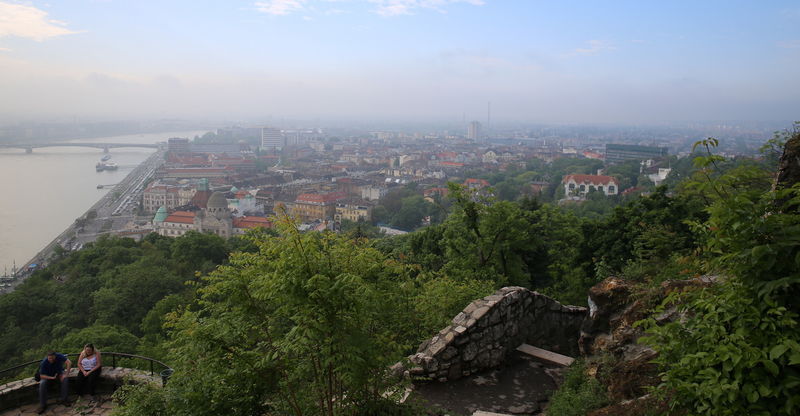 Widok z trasy prowadzącej na szczyt Góry Gellerta od strony Mostu Wolności