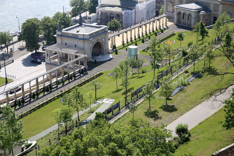 Widok na Ogrody Várkert bazár z murów Zamku w Budapeszcie