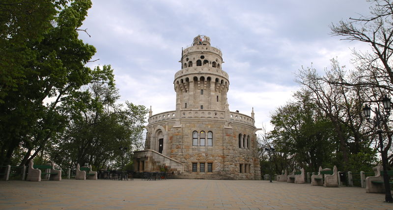 Wieża Elżbiety - wieża widokowa -  na Górze Jana w Budapeszcie