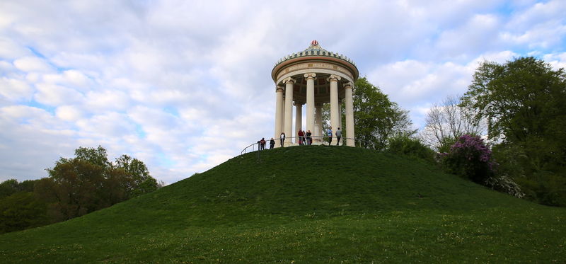 !Kopia greckiej świątyni - Monopteros na wzgórzu w Ogrodzie Angielskim w Monachium