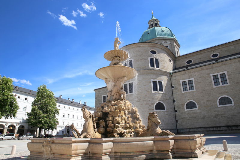 !Fontanna Residenzbrunnen na placu Residenzplatz w Salzburgu