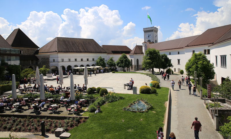 Widok z murów na teren Zamku w Lublanie