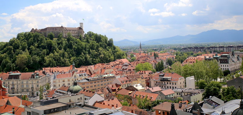 Widok na Zamek i miasto z dachu wieżowca i kawiarni - Kavarna Neboticnik