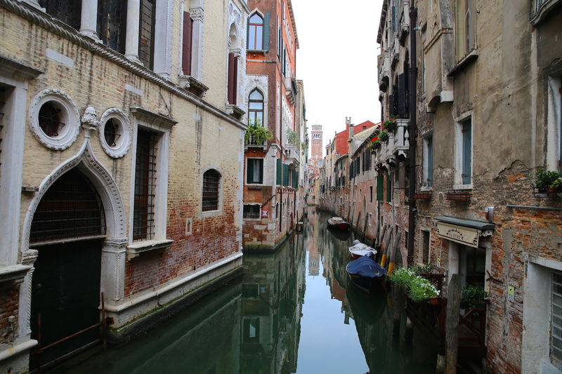 Puste kanały w Wenecji o poranku