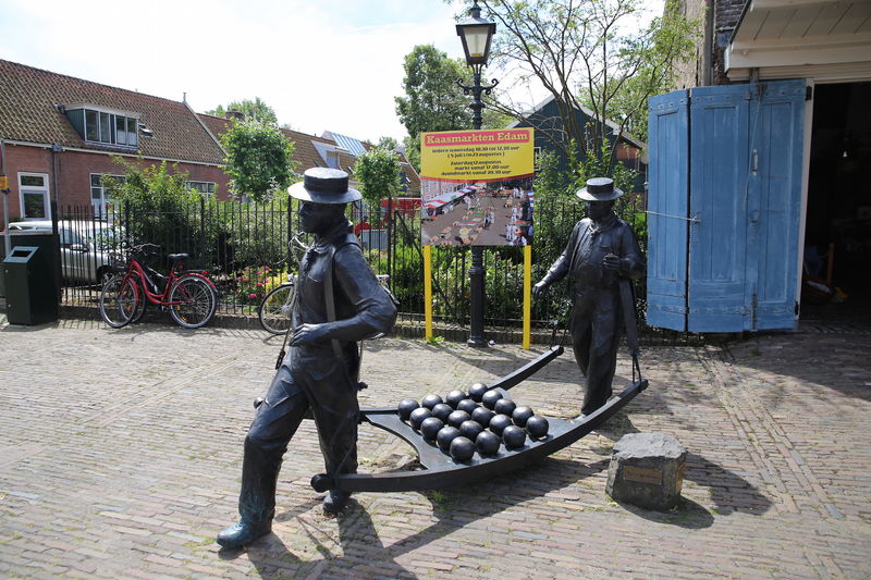 Rzeźba przed budynkiem wagi (Waag) w miasteczku Edam