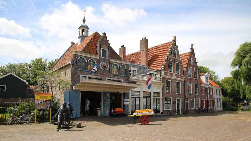 Edam - widok na targ serowy i budynek wagi (Waag)