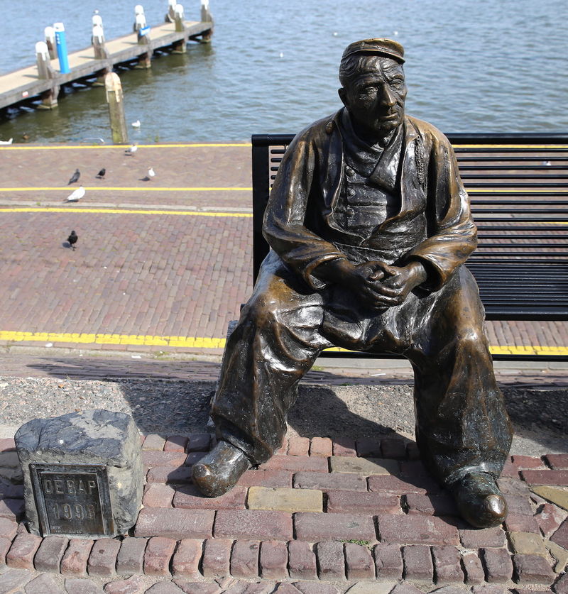 Volendam - rzeźby na promenadzie