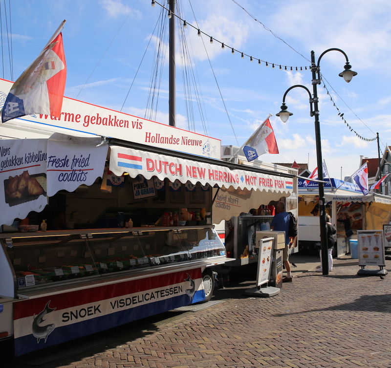 !Volendam - spacer wzdłuż promenady - widok na budkę z rybami