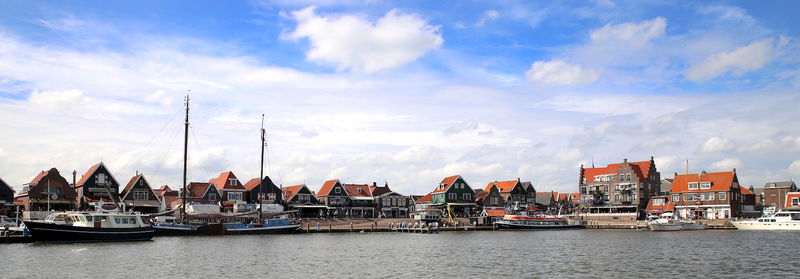 Volendam - widok na promenadę od strony wody