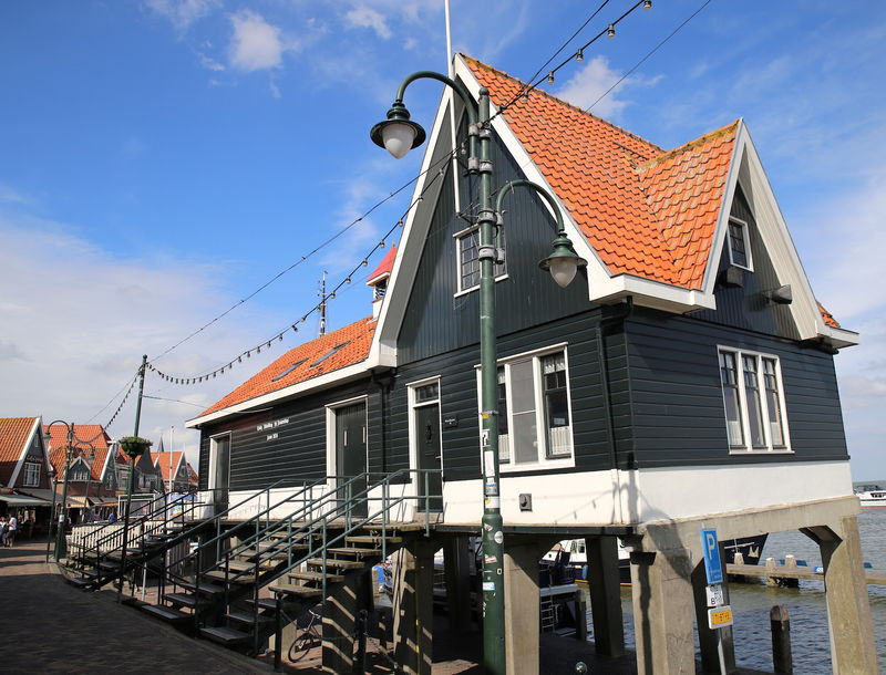 De Visafslag - budynek, w którym odbywał się targ rybny w Volendam (adres: Haven 43)