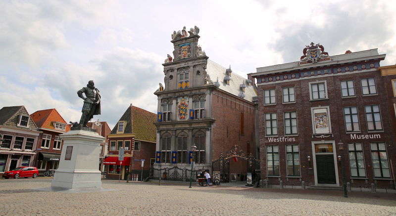 Hoorn - plac Roode Steen i widok na pomnik oraz Westfries Musuem